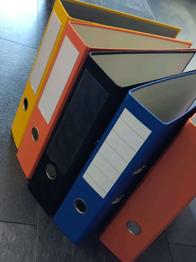 Büro: A4 Ordner blau, schwarz, orange, gelb
