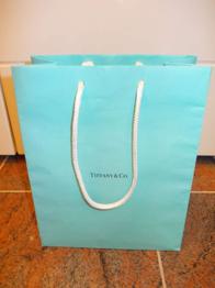 Tiffany & Co. Papiertasche zu verschenken!