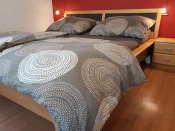 Doppelbett inkl. Lattenroste und Beleuchtung zu verschenken. Kirsche Massivholz
