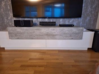 TV Board Hochglanz weiß mit Betonoptik