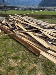 Holzbretter von Fassade und Balkon - verfügbar bis 20.03