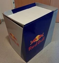 MUSS WEG ! Red Bull Werbeaufsteller DEKO Halter , 40x60 cm, 60cm hoch, aus Karton