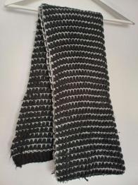 Warmer Schal schwarz/ grau zu verschenken