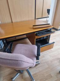 1 Schreibtisch + 2 alte Bürostühle