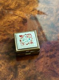 vintage Pillendose messing keramik