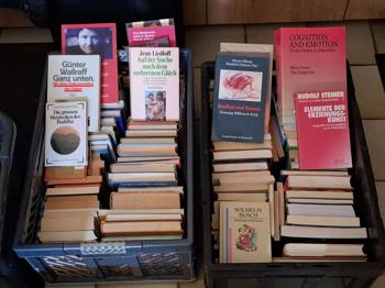 Bücher - zwei volle Kisten