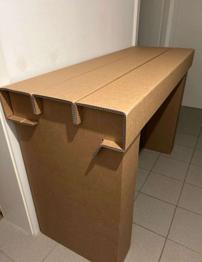 Stabiler Stehtisch aus Karton