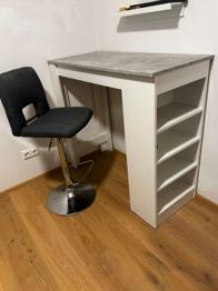 Bartisch mit Stuhl