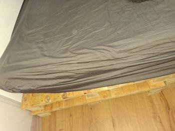 Paletten Bett mit Matratze (muss am Mo 20.04 geholt werden).