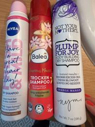 Drei Flaschen trocken Shampoo