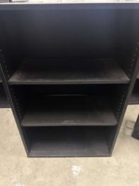4 schwarze Regale