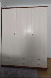 Kleiderschrank