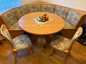 Eckbank mit rundem Tisch