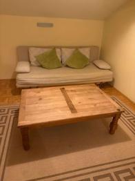 Couch mit Fersehtisch und Teppich