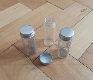 Verschenke drei Kosmetikbehälter in Reisegröße (fur Duschgel, Shampoo, Bodylotion o..Ä.)