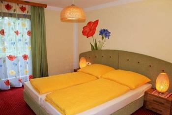 Doppelbett mit Kopfteil und Lattenroste ohne Matratze zu verschenken