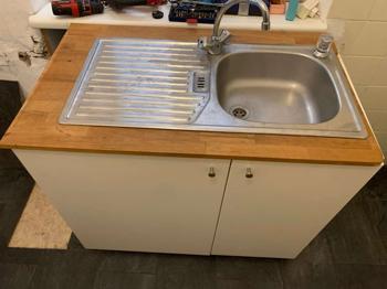 Spüle, Abwasch, Waschbecken mit Kasten, Armatur, Siphon, abtrofblech, Fächer