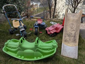 Roller, Rutsche, Wippe und Bobby Car