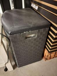 Hocker mit Öffnung + Stauraum