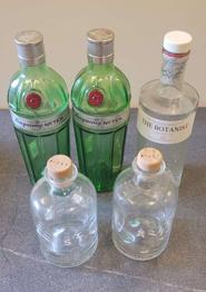 Dekorative leere Ginflaschen