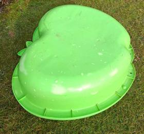 Sandkasten/ Plantschbecken