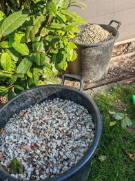 (reserviert) 4 Kübel weiße Ziersteine