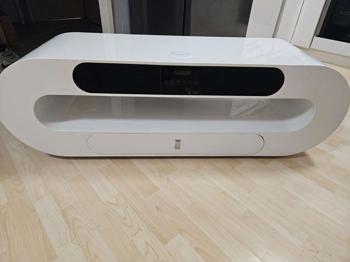 Lowboard mit Musikboxen