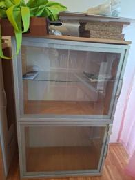 Hängeschank mit Glastüren