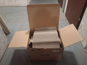 Kiste voll mit Verpackungsmaterial