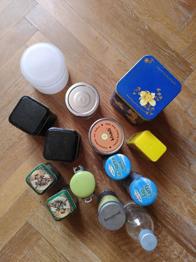 Diverse Dosen und Behälter aus Blech und Glas