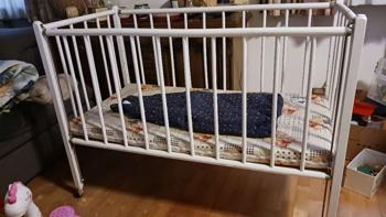 Gitterbett weiß mit Matratze zu verschenken. Nur Selbstabholung