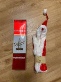 Leere Stolichnaya Dose und Weihnachtsverpackung