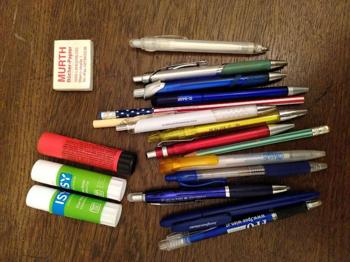 Büromaterial Kugelschreiber Kleber Radiergummi