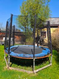 Trampolin mit Sicherheitsnetz und Bodenanker