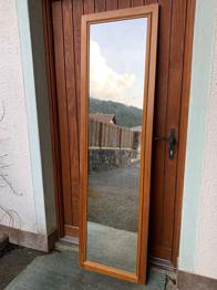 Großer Wandspiegel auf Echtholz zu verschenken