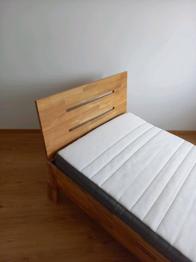 Holzbrett v Jysk mit Lattenrost und Matratze