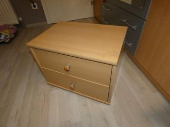 kleiner Beistelltisch, Nachtkästchen und Schreibtischkästchen