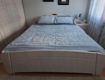 Gut erhaltenes Doppelbett