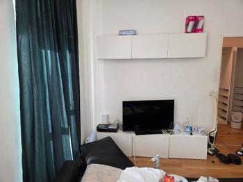 Wohnwand und Schreibtisch