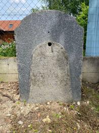 Brunnenstein mit Loch