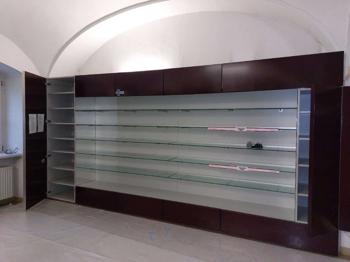 Regalwand mit Glasböden und Stauraum