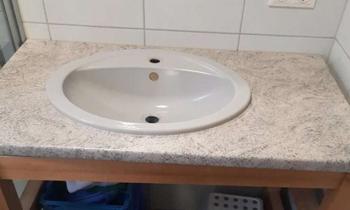 Waschbecken mit Platte