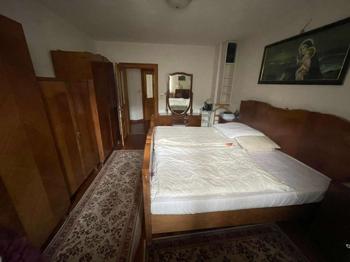 Voll möbliertes Schlafzimmer