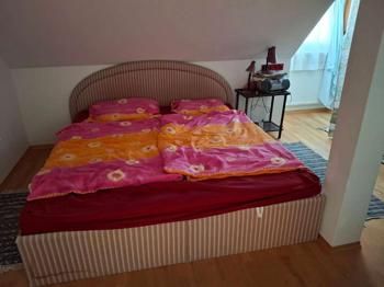 Doppelbett mit Bettzeuglade