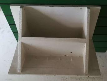 altes Hängeregal mit Hackenleiste