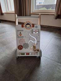 Lauflernwagen mit kaputtem Rad