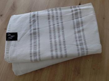 2 grosse Badetücher