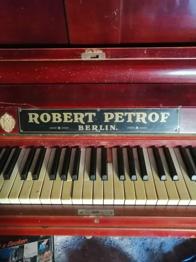 Robert Petrof Klavier