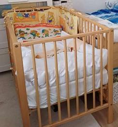 Gitterbett 60 x 120 mit Matratze Topper, Betthimmel und Nestchen in gelb + rosa