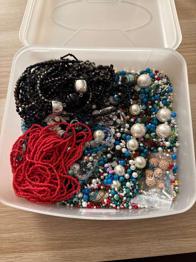 (reserviert) Res. für Imtiyaz: Perlen zum Schmuckbasteln + 2 Behälter